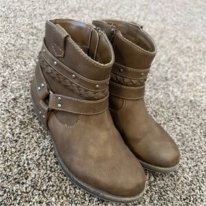 Girls brown boots